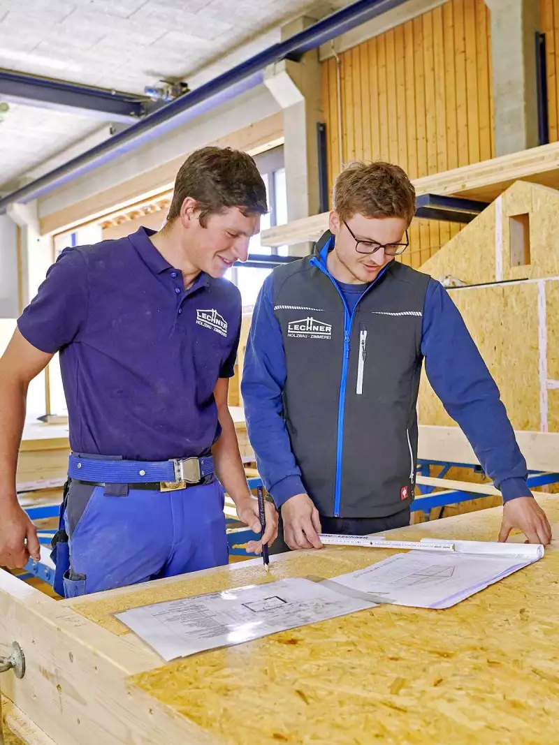 Kompetente Planung für ein optimales Ergebnis Betriebsbauten Lagerhallen Industriehallen Reithallen Lechner Holz