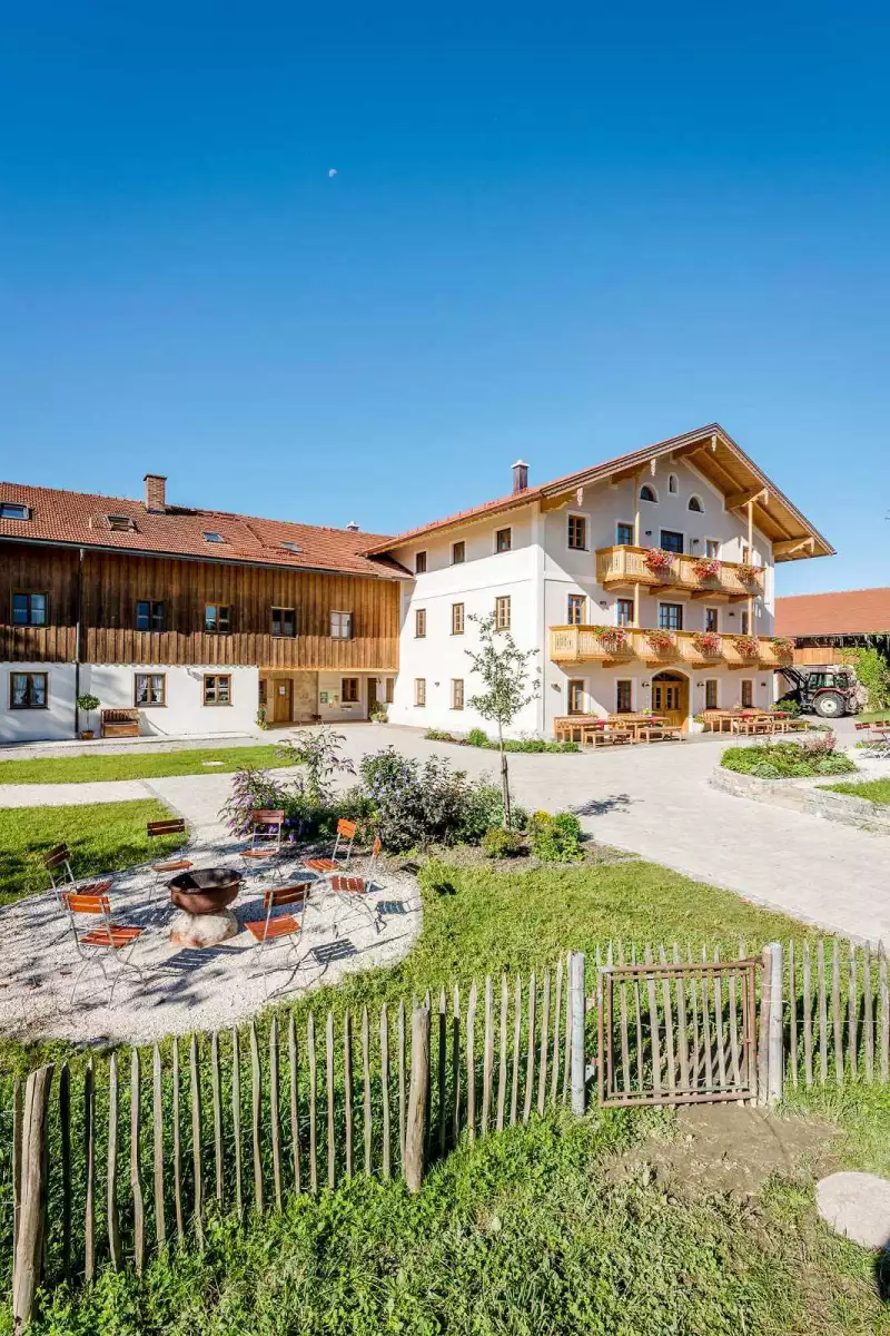 Lechner Holzbau Einbau von Ferienwohnungen Gebäude und Natur im Einklang